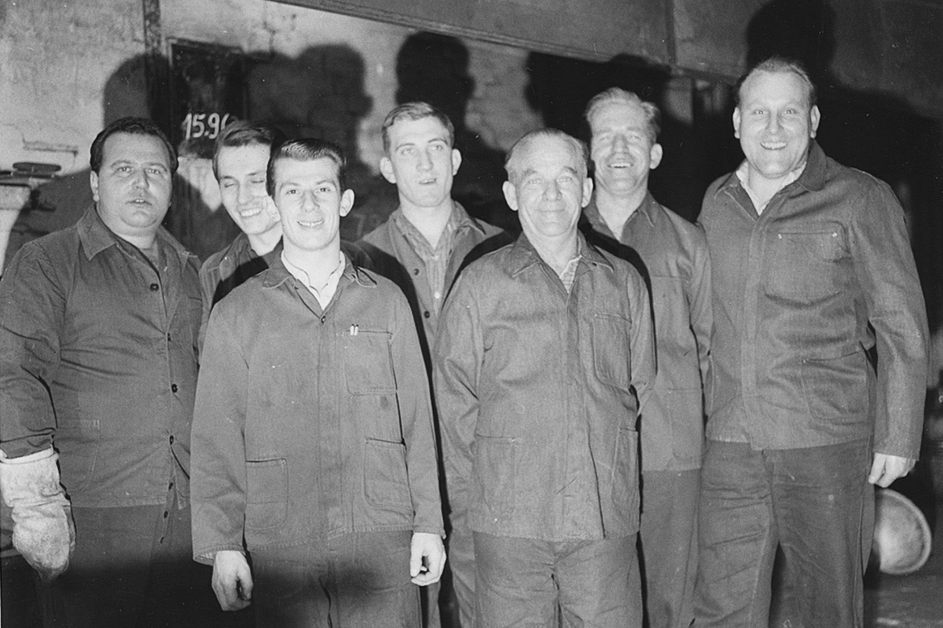 Mitarbeiter bei den Schmelzöfen 1963
